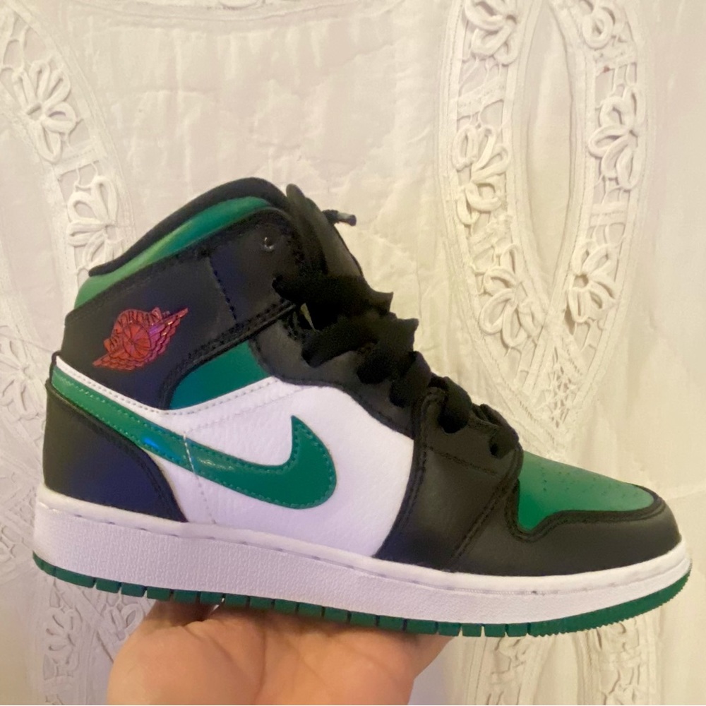 GREEN Sz six in women’s Jordan 1 mids